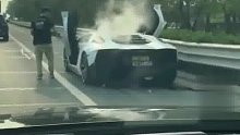这是几手兰博基尼，高速上居然冒起了烟……开门瞬间依旧淡定自如