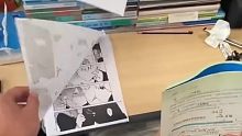 老师突击检查学生课堂状态，凑近发现男生临摹漫画堪比打印。