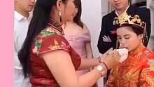结婚当天不过一句玩笑话儿媳竟然当真了，一下子来了九胞