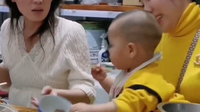 宝宝想吃碗里的东西，旁边姨姨逗他不给。网友：这孩子还懂审时度势