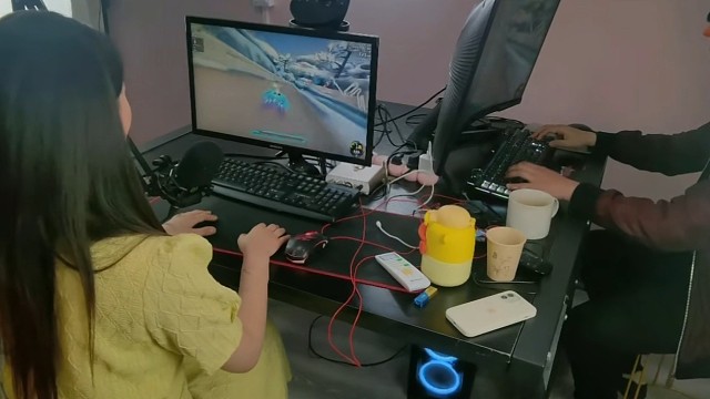 尊前作剧莫相笑