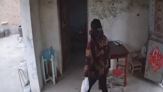 社交达人奶奶和老闺蜜们聊天，屋里聊了4个小时，又村口逛了2多小时