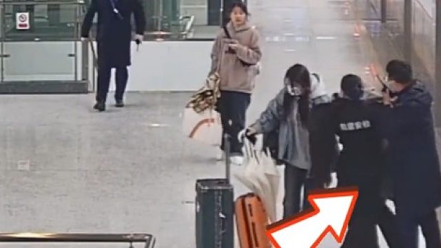 女生轻轨站内突然晕倒……他一路狂奔，逆行冲上电扶梯的身影，真帅