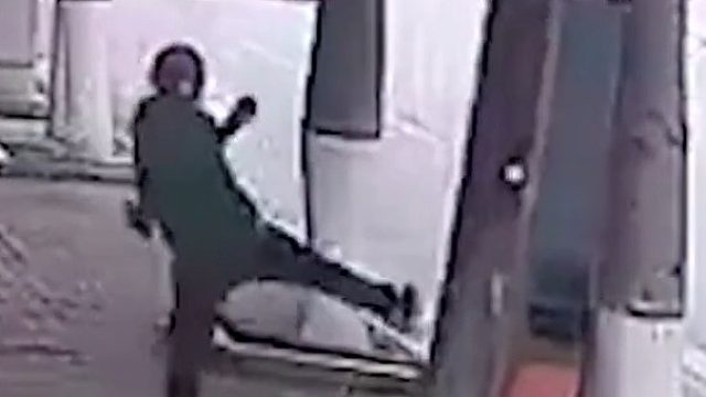 男子连续十余脚飞踹路边垃圾箱，踹倒后比出胜利姿势转身离去