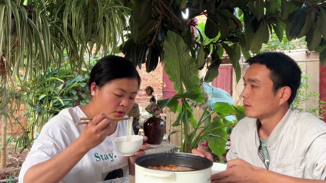 趁婆婆不在家，老公偷偷给媳妇做了啥，媳妇吃得开心极了