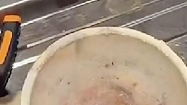 前男友一周年送的金戒指，女子去熔化时才发现不是足金的，女子：自己的付出被恶心到了！