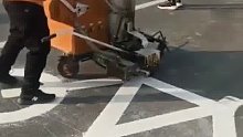 原来路面交通标志是徒手“画”出来的，道路美容师的硬核技术很丝滑