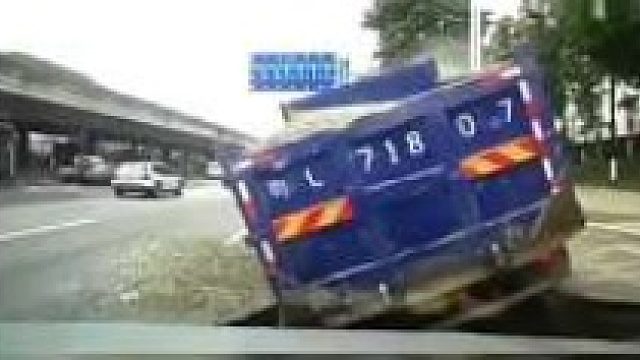 后面的车都好悬！