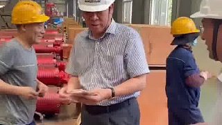 由于天气较热，河南老板崔培军给4000多员工一人发500块钱买水！