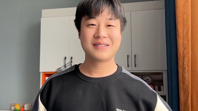 老爸去县城给摩托上牌，还不忘给媳妇备惊喜，高兴的老妈合不拢嘴