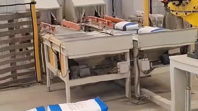 机器人替代人工，无需交社保、发工资，还能24小时工作。#码垛机#码垛机器人#码垛机械手