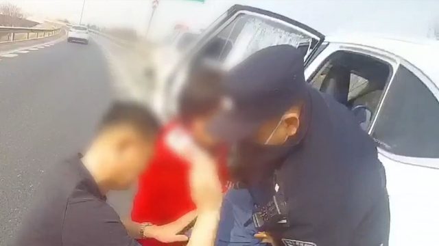 惊险！幼童吃蛋糕被噎民警高速路施救