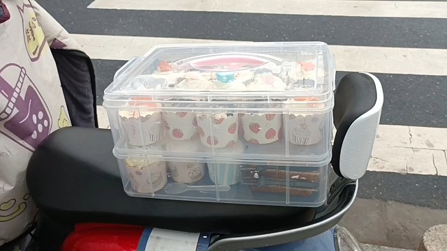 电瓶车上卖蛋糕，这几天经常被赶，