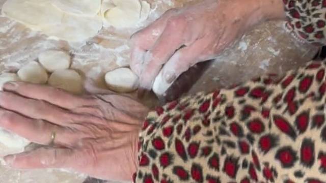 悄悄告诉大家，擀面杖打头挺疼的