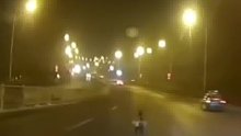 深夜快车道上，一个小孩子居然？网友：我已经开始害怕了！