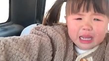 爸爸外出工作女儿伤心哭泣，当发现妈妈在拍自己丑照，原本悲伤的气氛