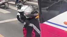 公交车没打转弯灯直接转向别摩托车，女骑士红绿灯下来问话公交车司机：你看不到车，看不到我吗？