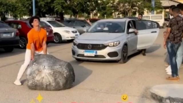 大叔被唬的一愣一愣