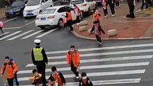 男孩一瘸一拐过马路，执勤交警毫不犹豫一把抱起男孩，将其送至路边