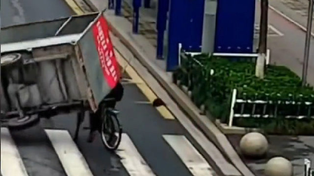 人间有爱！老人被压车底，一瞬间他们围了上来