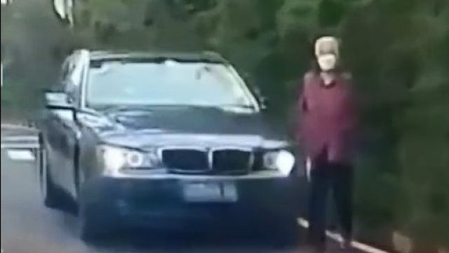 路边草丛突然钻出一老人 司机来不及反应直接撞上