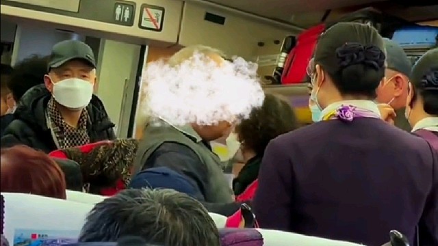 因在高铁上想把座椅转过来打牌，被乘务员拒绝后，大爷要对乘务员罚款200