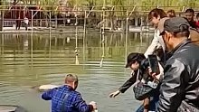 一女子玩荡绳意外落水，一大爷下水勇救。