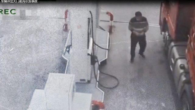 货车司机加油时疏忽大意，车辆冲出大门渠沟引发事故