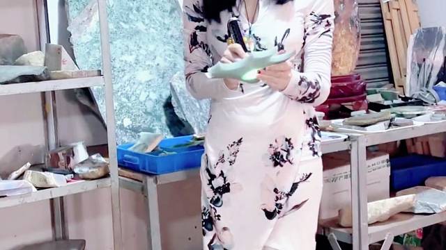 #翡翠手镯美女身材真是太棒了！