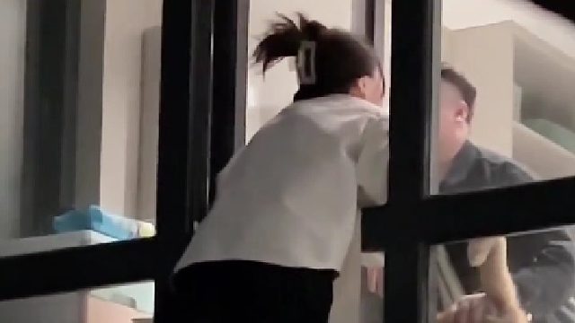 男子托着女生和男朋友约会，一时间不知道该心疼谁