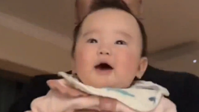 孩子面对父母逗笑的不同反应