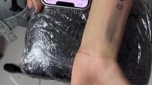 男子手臂上纹女友名字，纹了一半微信被拉黑，“这咋整？洗了吧兄弟”