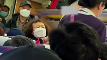 高铁上大爷非要把座椅转过来，六个人面对面坐打牌，工作人员为了安全不让，大爷要对高铁乘务员罚款200