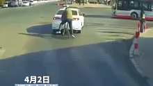 轿车转弯躲避公交急刹车 男子自行车骑上轿车尾部