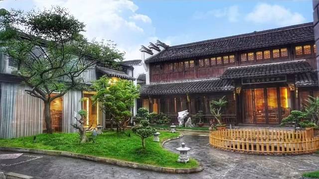 张爱玲说：“兩声潺潺，像住在溪边，宁愿天天下雨，以为你是因为下雨而不来”。