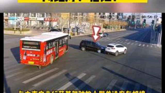 藁城一男子闯红灯造成车祸！