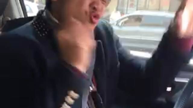 他在干嘛呢？兴奋过头了嘛？