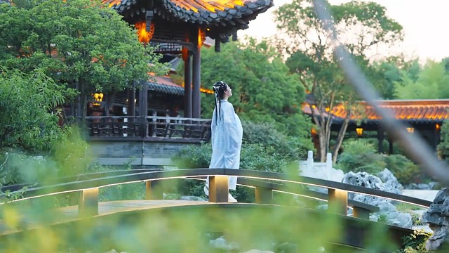 远离尘世的喧嚣和浮躁，不妨到扬州走一走，去感受
下这里的烟火气，领略扬州，何须三月