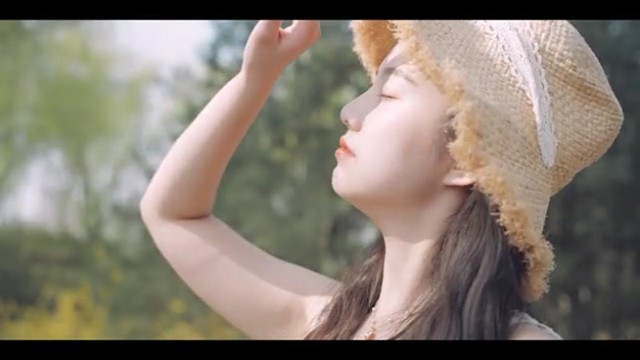 永远着迷于春天，花香令人心动，风里夹着温柔