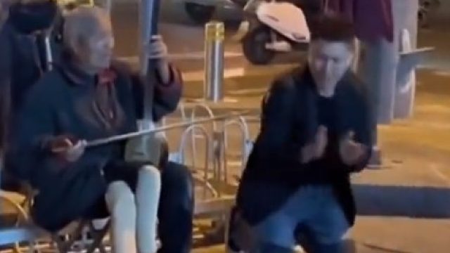 年轻人把有钱的出钱，没钱的出力，表现得淋漓尽致