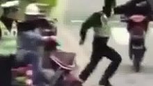 男童从电动车后座摔下，幸好两名辅警跑过来