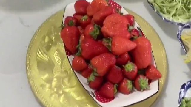 妈妈带女儿逛街回家后，儿子已经把饭做好 端上餐桌，网友：夸的儿子都不知道干啥了