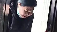 女子上门“讨钱”，称家里小孩去世，被拍视频后骂骂咧咧的离开了