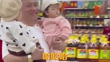 “社牛”父亲抱着两个闺女去逛超市