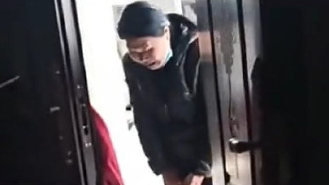 女子称孩子去世了上门“讨钱” 看到有人拍视频后态度立马发生变化，随后女子骂骂咧咧地走了