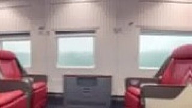 怕六个月宝宝坐高铁哭闹，夫妻花一万多包下商务车厢