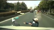电动车随意变道转弯，小车来不及躲避撞倒电动车
