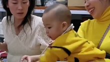 宝宝想吃碗里的东西，旁边姨姨逗他不给。网友：这孩子还懂审时度