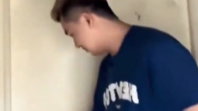 指示牌写着“安全出口”，小伙儿打开门倒吸一口凉气