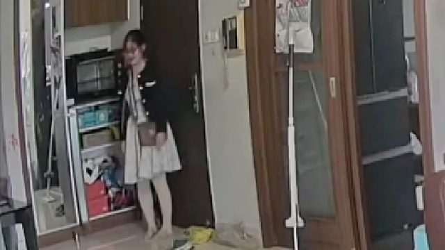 男子因为一时拖延惹怒老婆老婆当场爆发坐在门口崩溃大哭！